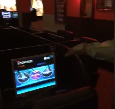 &quot;Лечу людей от игромании&quot;: активисты измазали &quot;целебной грязью&quot; казино в Одессе