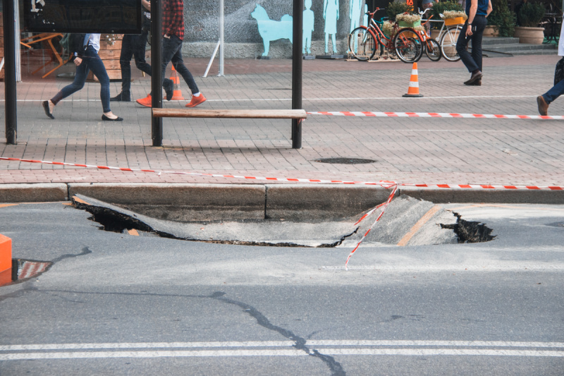 "Айда на водоем": в центре Киева прорвало трубу (фото, видео)