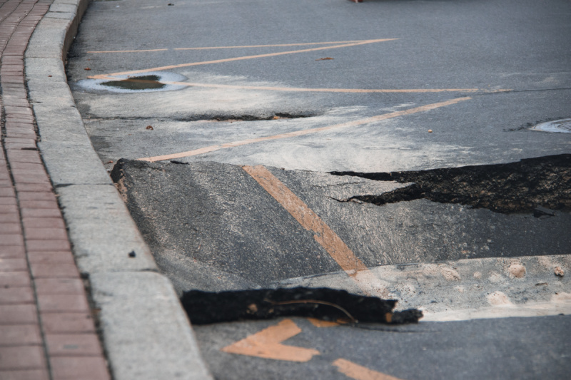 "Айда на водоем": в центре Киева прорвало трубу (фото, видео)