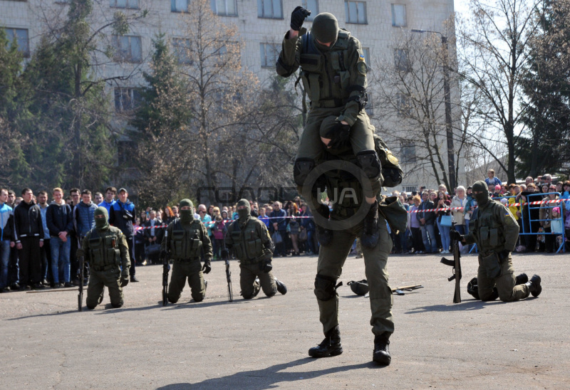 В Украине стартовал весенний призыв: в Харькове состоялись торжественные проводы (фото)