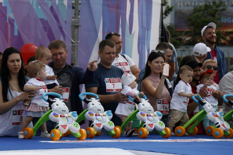 Самый мимишный забег года: в Киеве малыши состязались на скорость в ходунках (фото)