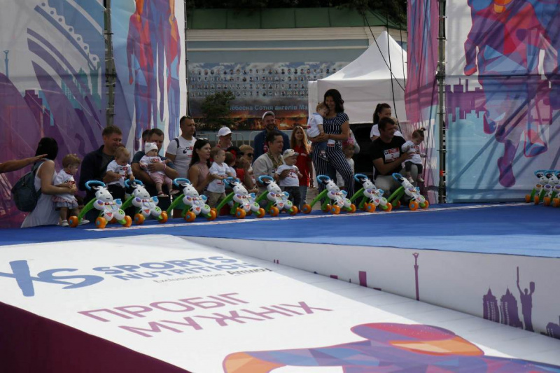 Самый мимишный забег года: в Киеве малыши состязались на скорость в ходунках (фото)