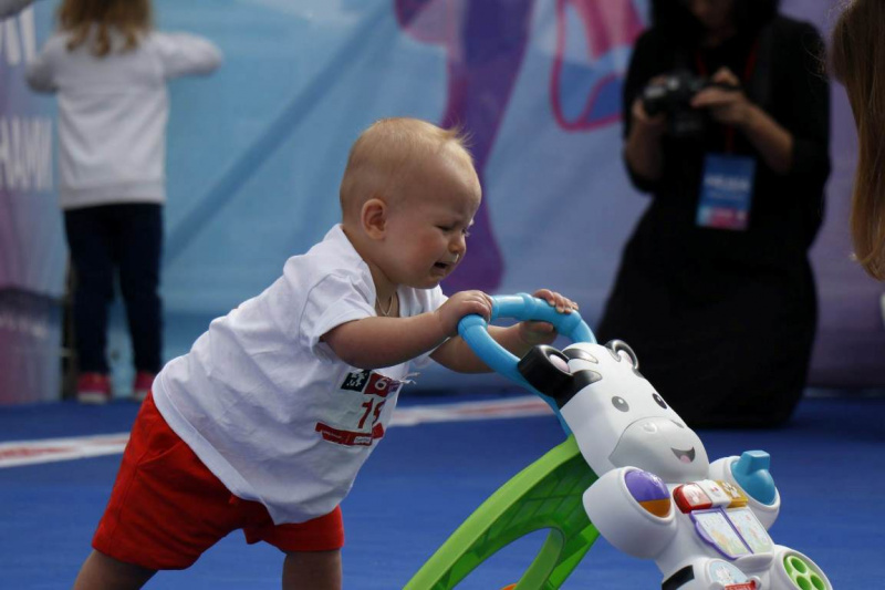 Самый мимишный забег года: в Киеве малыши состязались на скорость в ходунках (фото)