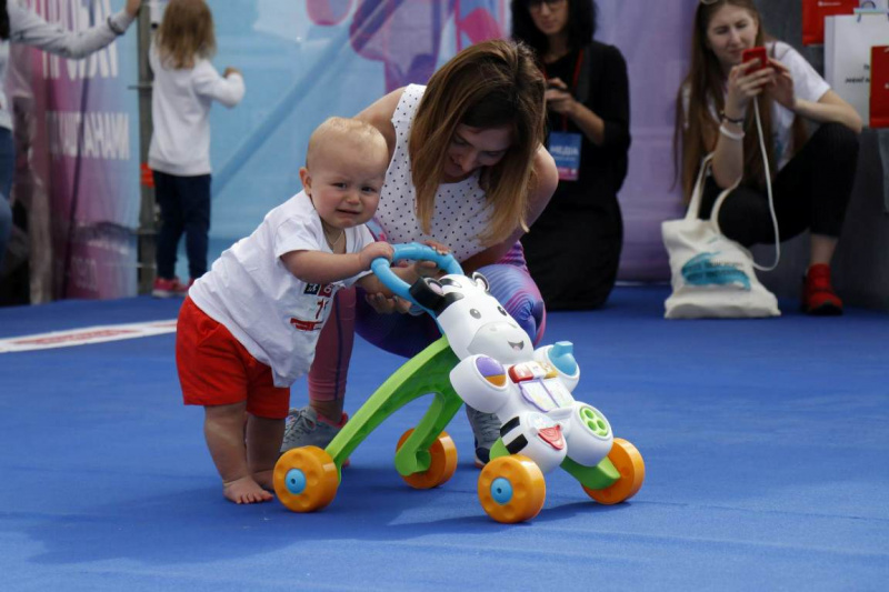 Самый мимишный забег года: в Киеве малыши состязались на скорость в ходунках (фото)