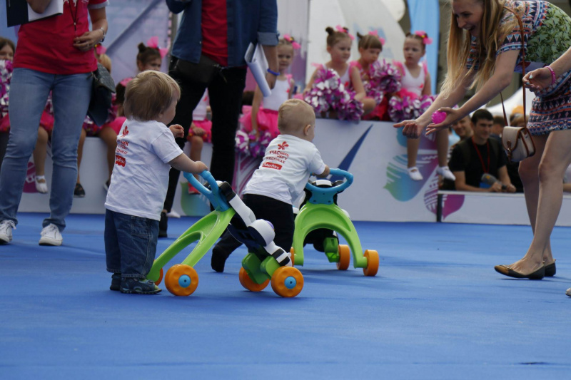 Самый мимишный забег года: в Киеве малыши состязались на скорость в ходунках (фото)