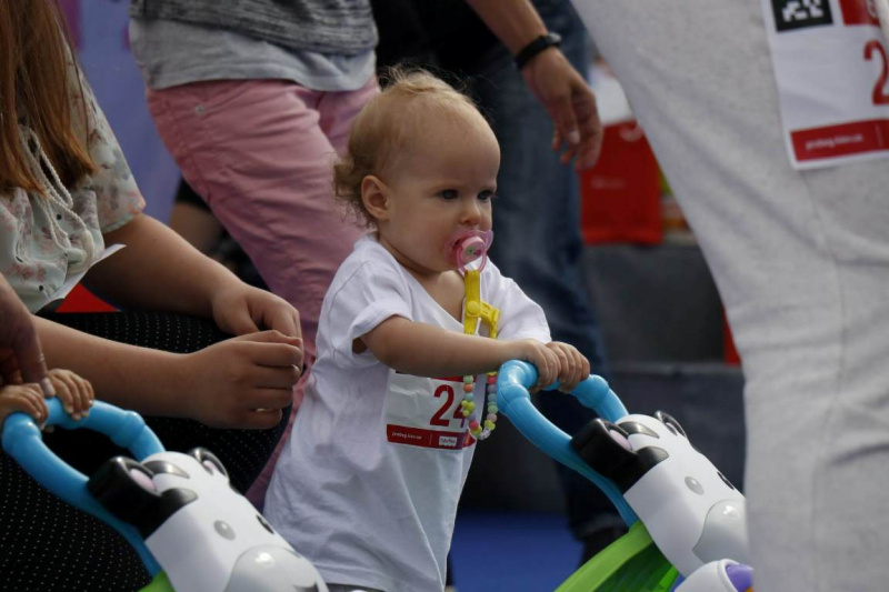 Самый мимишный забег года: в Киеве малыши состязались на скорость в ходунках (фото)