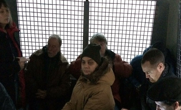 Проукраинский активист в Москве поделился видео и фото из автозака