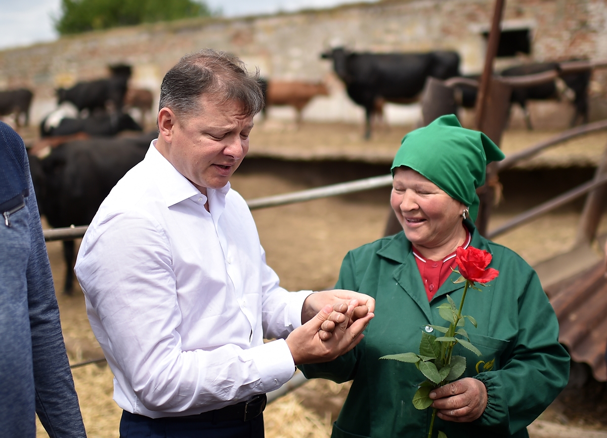 "Немає нічого краще доярок і корів": Ляшко потішив мережа яскравим фото з працівниками ферми