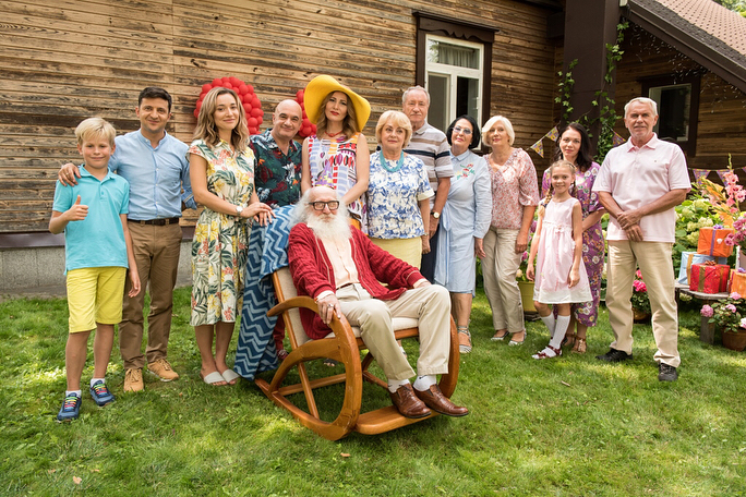 "Дедушке 95": Зеленский показал новые снимки со съемок будущей комедии