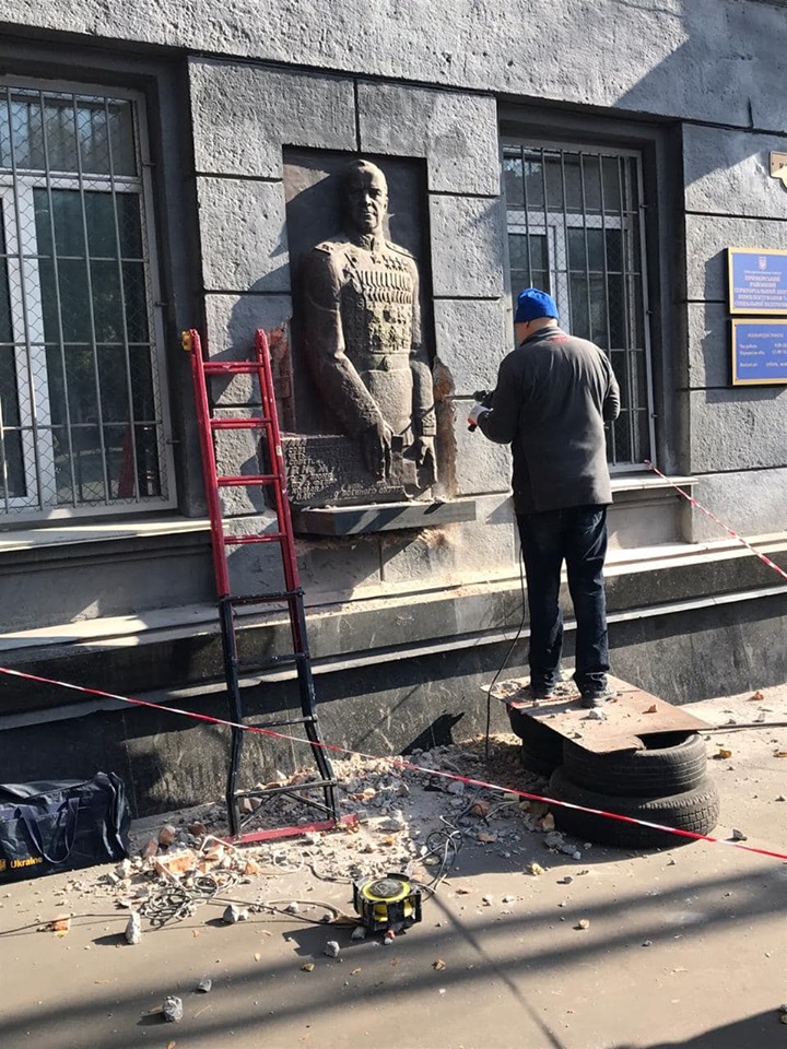 В Одесі знесли маршала Жукова, який ненавидів українців (відео)