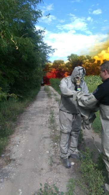 Выгорела трава: в Днепровской области произошла утечка азотной кислоты (фото, видео)