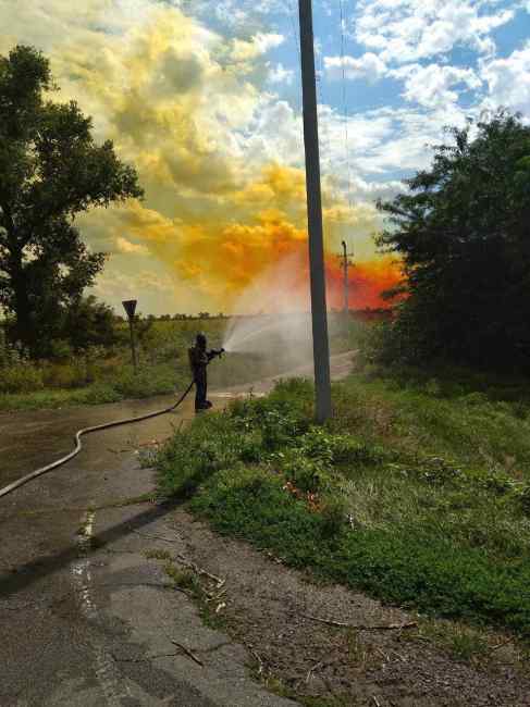 Выгорела трава: в Днепровской области произошла утечка азотной кислоты (фото, видео)