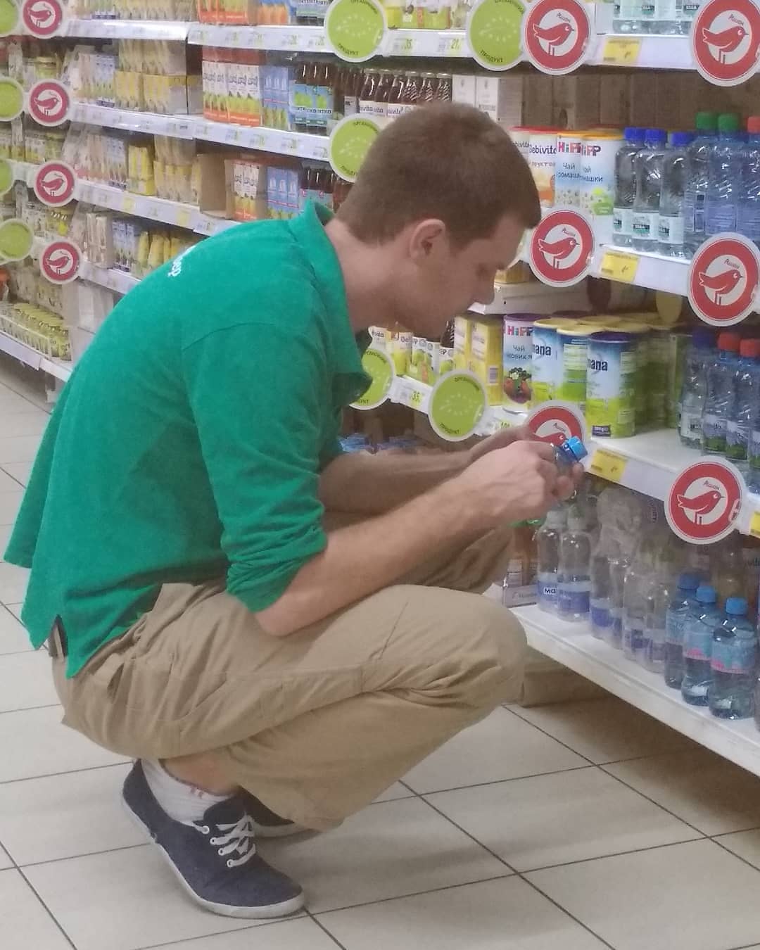 В Запорожье работник крупного супермаркета "химичил" с водой для детей: в сети скандал