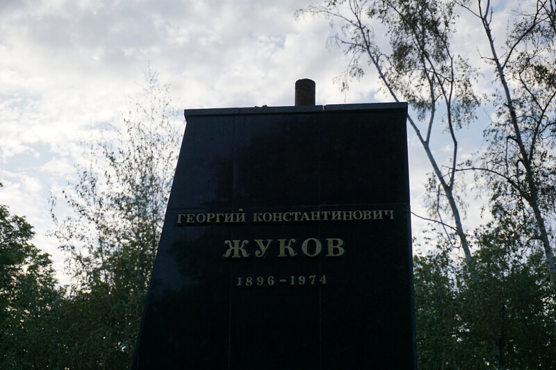 Неизвестные в масках повалили памятник "палачу" в Харькове (фото)