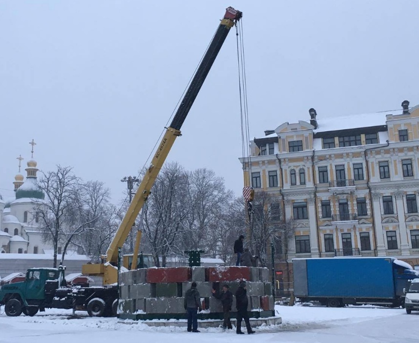 Свято наближається: в центрі Києва розпочали встановлення постаменту для новорічної ялинки