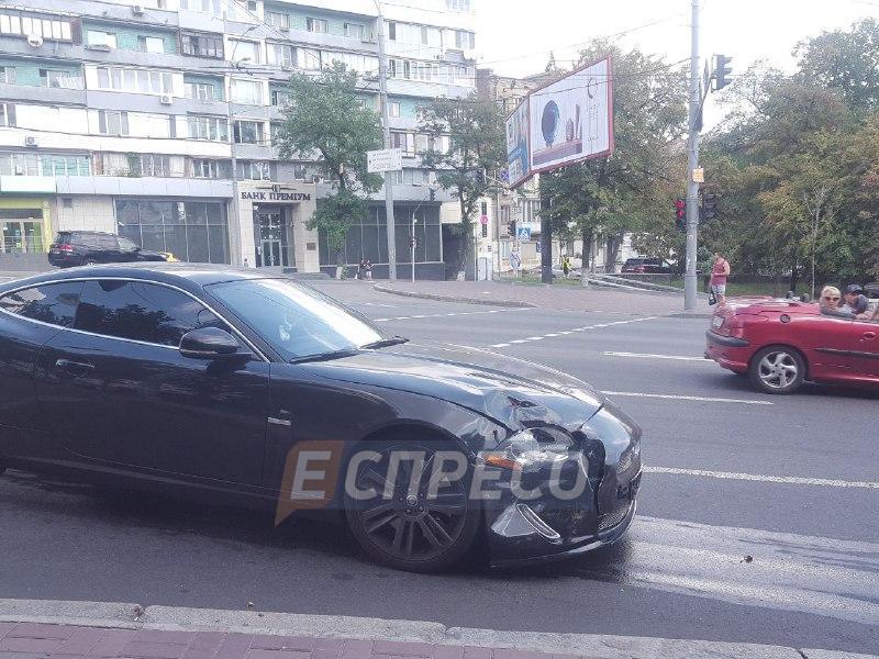 "Немец" перевернулся на крышу: в Киеве произошло сильное столкновение авто (фото)