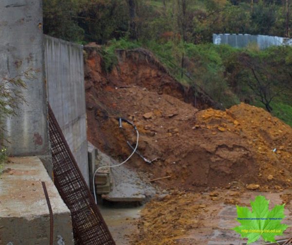 Строительство элитной высотки вызвало оползень на пляже в Одессе