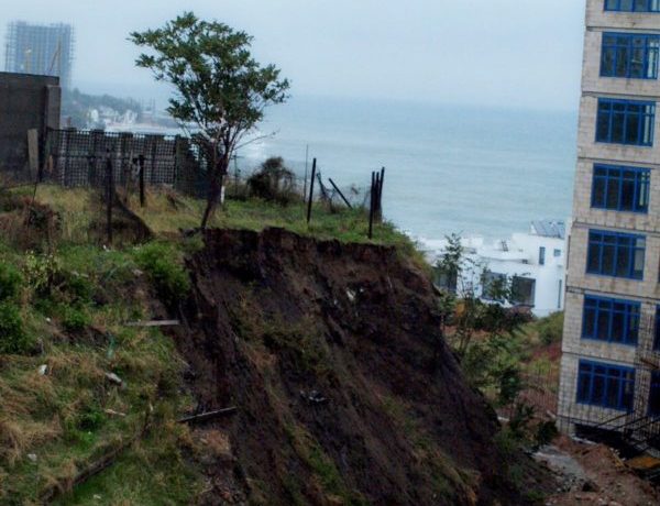 Строительство элитной высотки вызвало оползень на пляже в Одессе