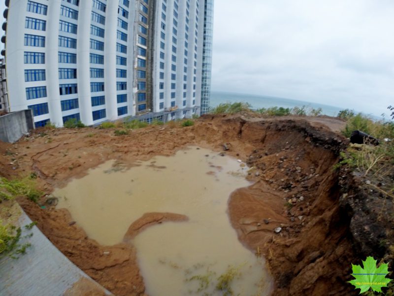 Строительство элитной высотки вызвало оползень на пляже в Одессе