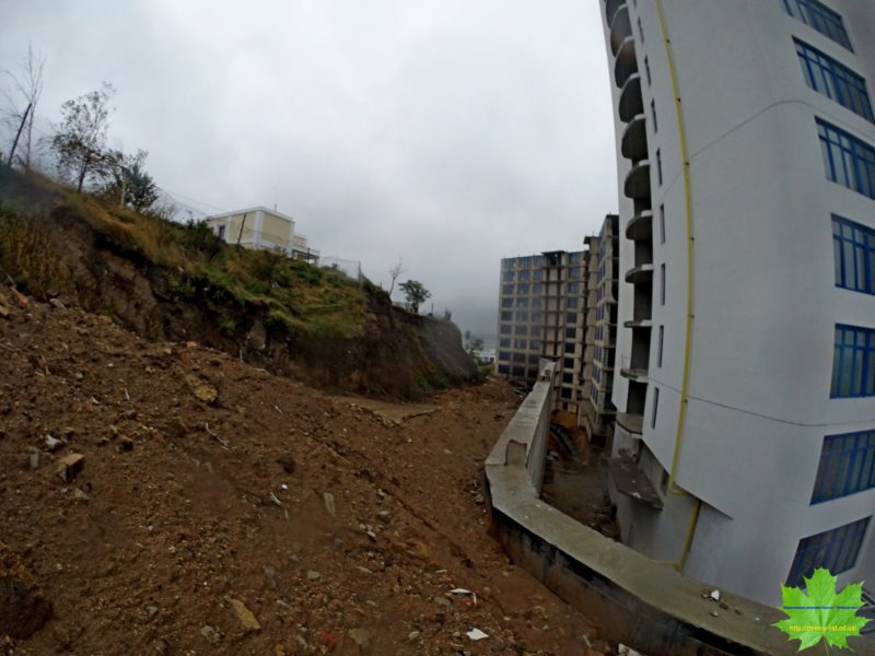 Строительство элитной высотки вызвало оползень на пляже в Одессе