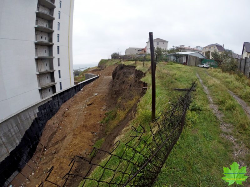 Строительство элитной высотки вызвало оползень на пляже в Одессе