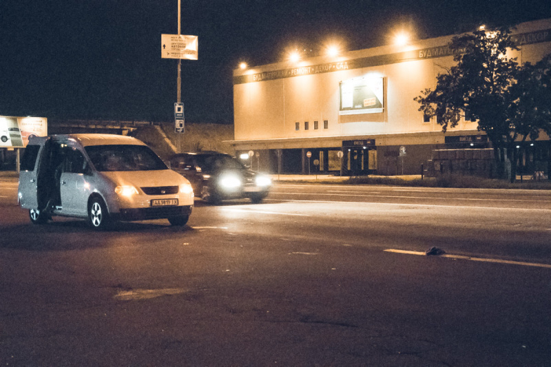 Угрожали водителю и требовали с него деньги: в Киеве в ДТП сбили женщину