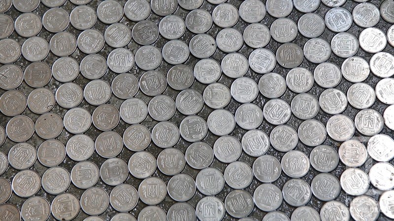 Креатив: школьники из Кривого Рога оригинально оформили пол в школе