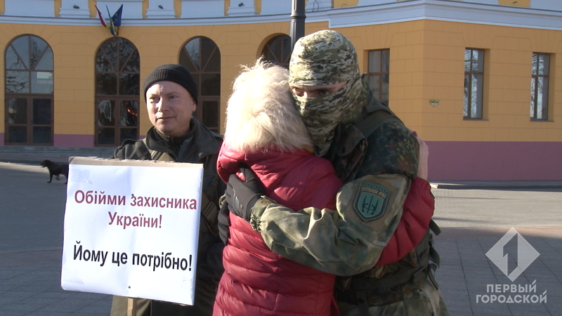 Обійми!: в Одесі організували незвичайну акцію в підтримку воїнів АТО
