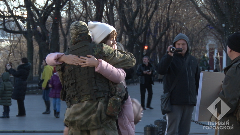 Обійми!: в Одесі організували незвичайну акцію в підтримку воїнів АТО