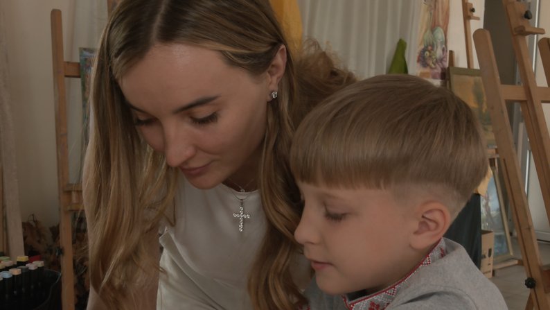 "Щоб Путіна не було": 5-річний українець за допомогою свого таланту допомагає ЗСУ