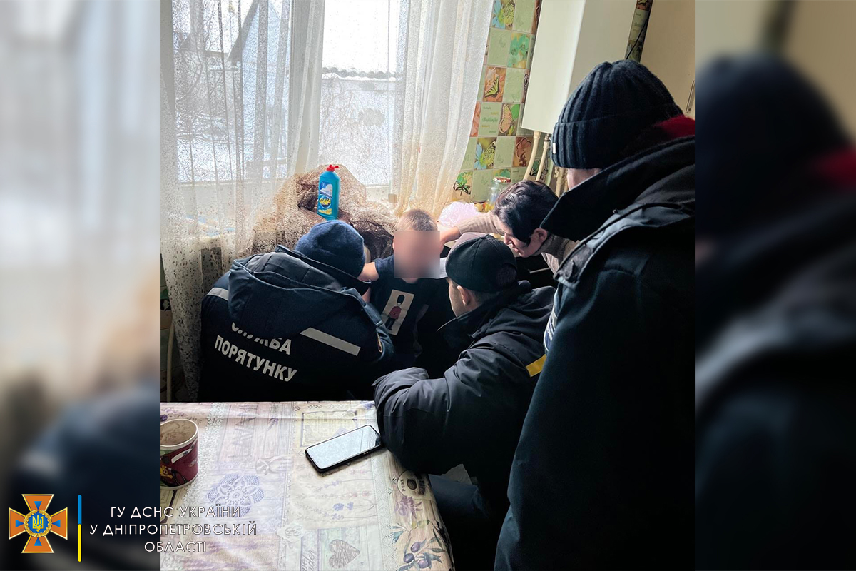 У Дніпрі хлопчик застряг у батареї опалення: як визволяли дитину (фото)