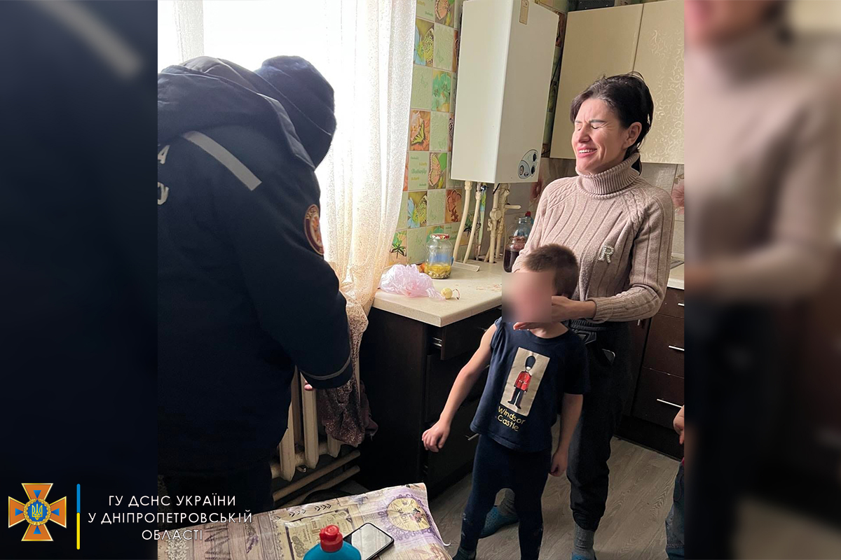 У Дніпрі хлопчик застряг у батареї опалення: як визволяли дитину (фото)