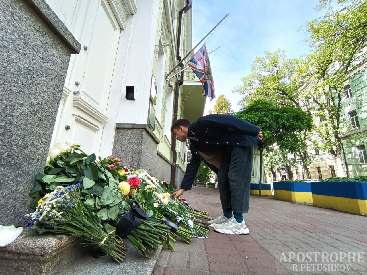 Украинцы несут цветы к посольству Британии в Киеве, чтя память Елизаветы II