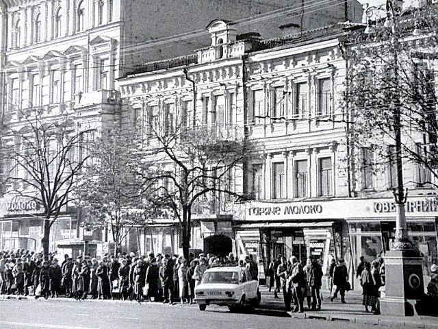На Крещатике незаконно разбирают памятник архитектуры XIX века (фото)