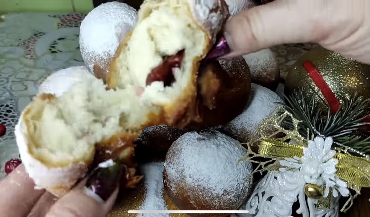 Вкусные пончики с вишнями на Рождество: простой пошаговый рецепт