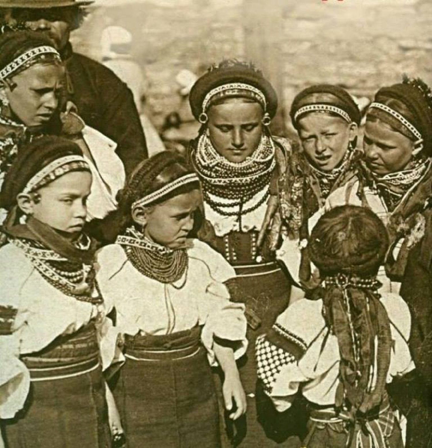Как одевались украинские школьники 100 лет назад (фото)