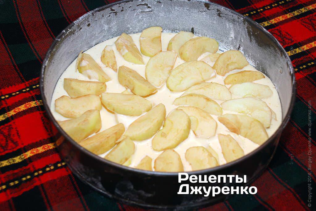 Кулінар поділився "швидким" рецептом шарлотки з яблуками: впорається навіть початківець!