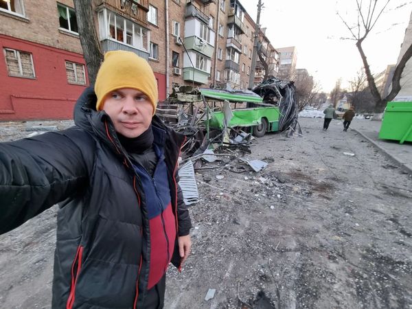 Путешественник Дмитрий Комаров теперь ездит по Киеву, показывая миру горе от российских ракет