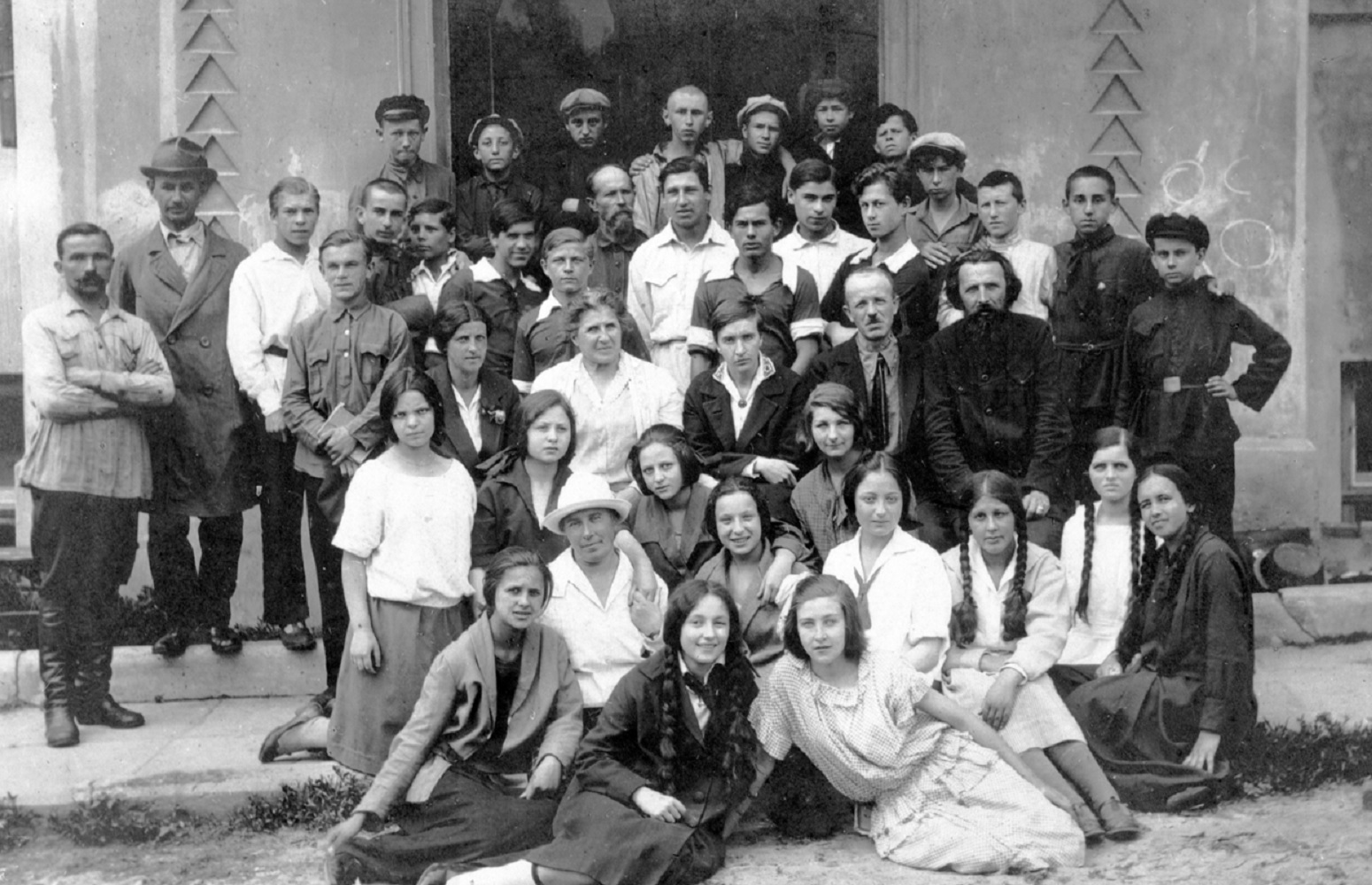 Как одевались украинские школьники 100 лет назад (фото)