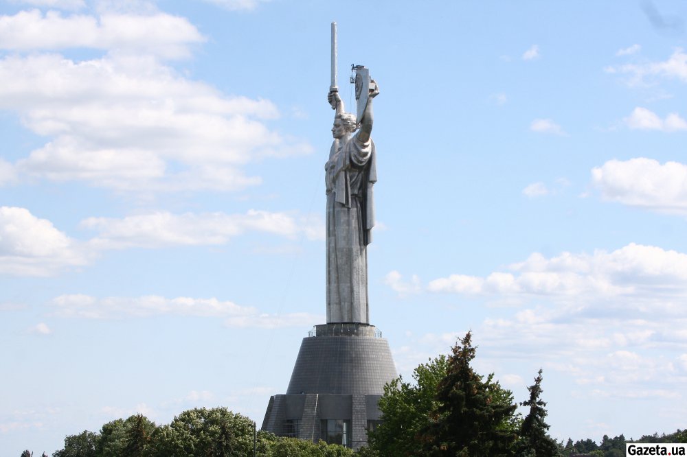 Мешканцям Києва показали, як змінюють герб СРСР на монументі "Батьківщина-мати": фото з місця подій