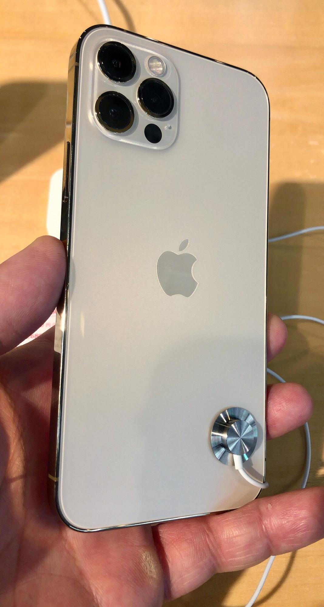 Эволюция iPhone: как менялся "яблочный" смартфон с 2007 года по сей день