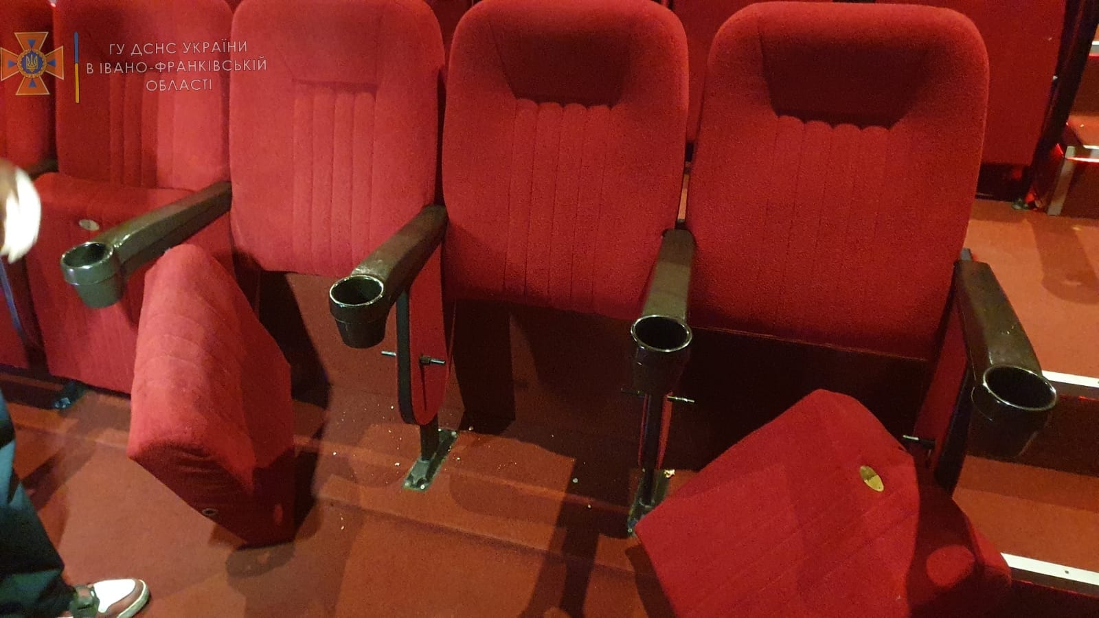 В Івано-Франківську школяр застряг в кріслі кінотеатру: як рятували дитину (фото)