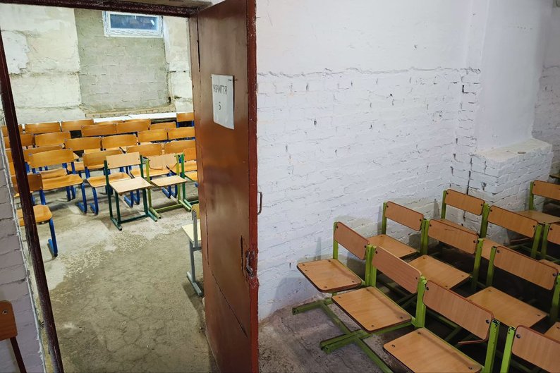 "Дышать было нечем": в Луцке ученики два часа провели в затопленном укрытии