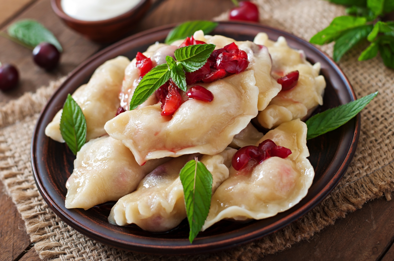Как сделать вкусные вареники с творогом или вишнями на Троицу: три рецепта традиционного блюда