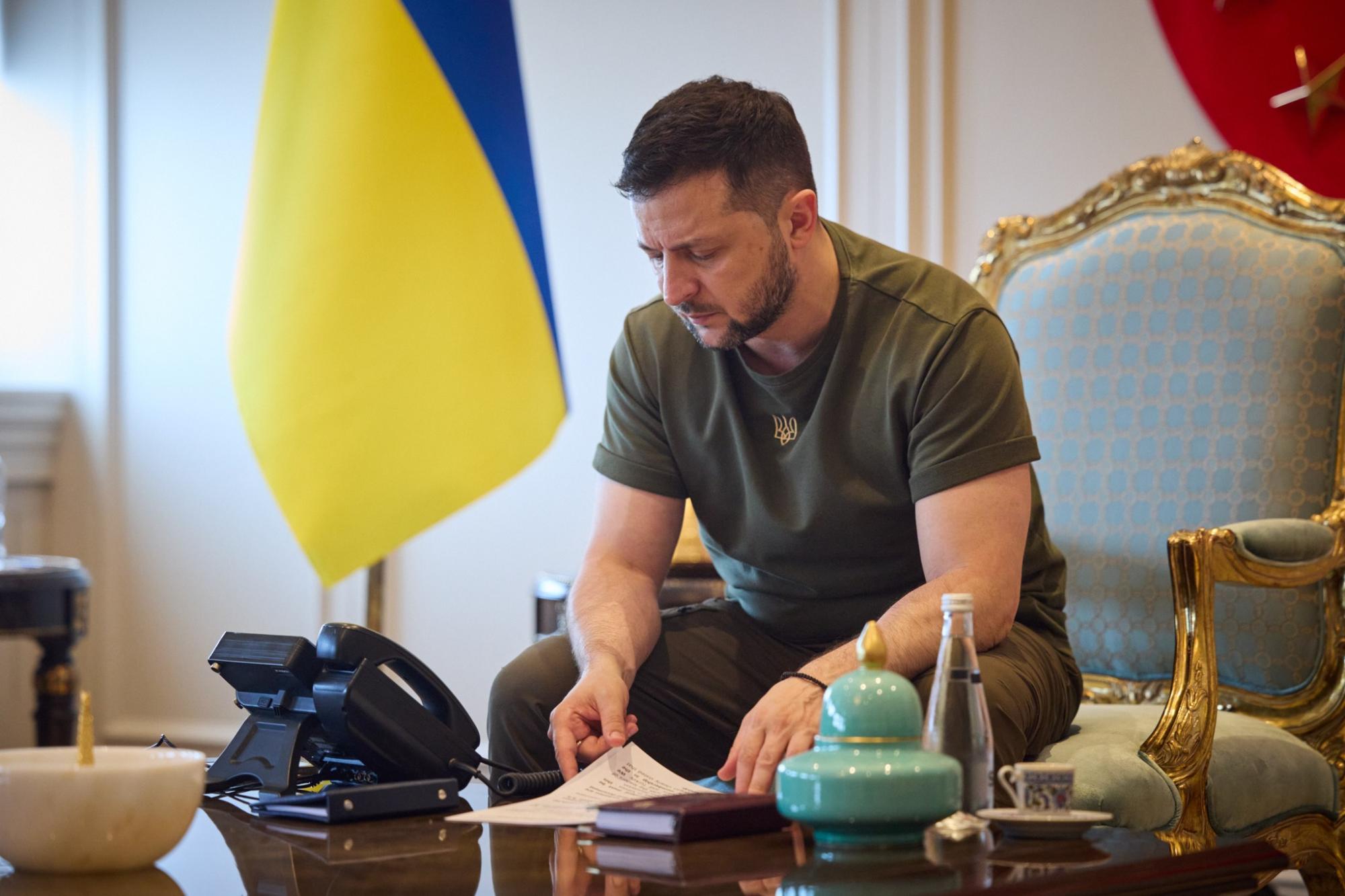Эксперт по драгоценным камням проанализировал рабочее место Зеленского и рассказал интересные детали