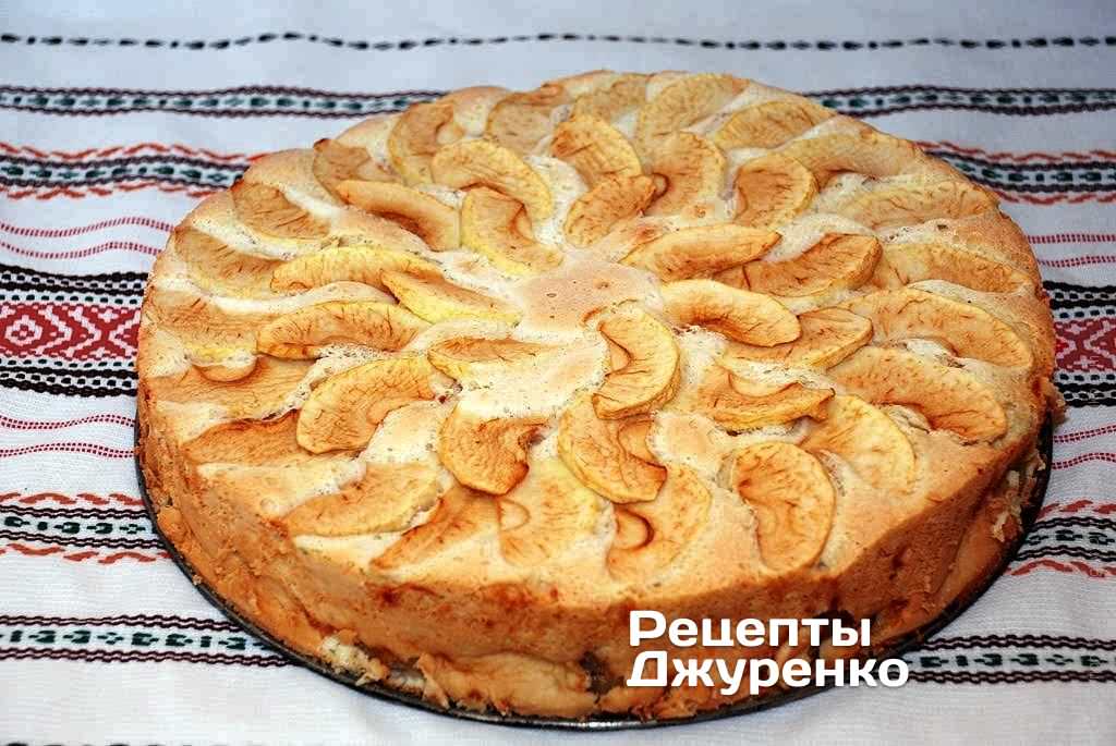 Кулінар поділився "швидким" рецептом шарлотки з яблуками: впорається навіть початківець!