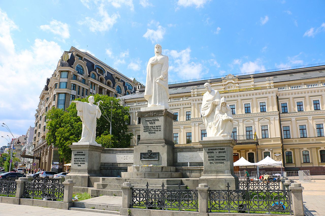 Дивіться, як змінювався Київ протягом 30 років: знакові місця на яскравих фото