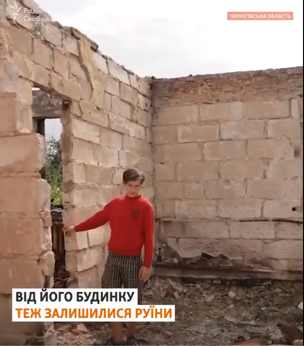 "Потерял детство": 12-летний мальчик разбирает завалы своего дома, который уничтожили войска РФ