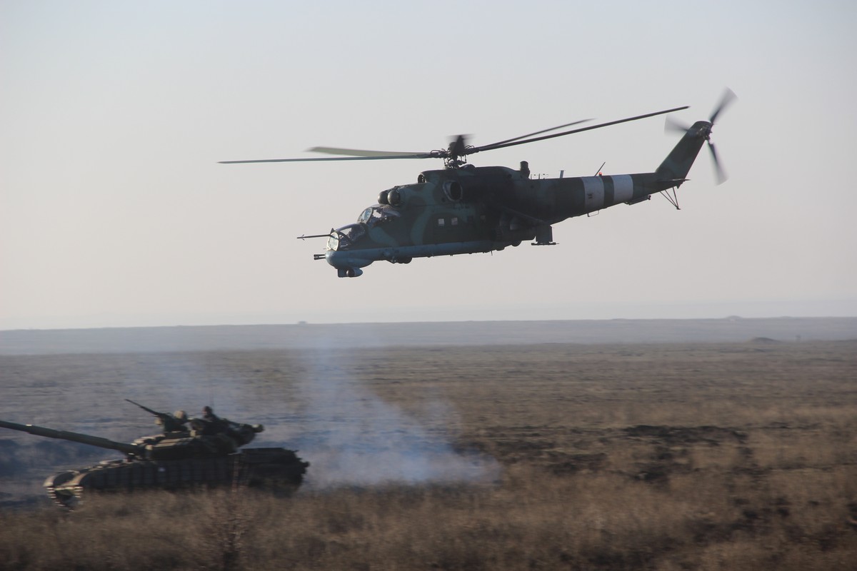 Український вертолітник-ас показав чудеса пілотажу: приголомшливе відео