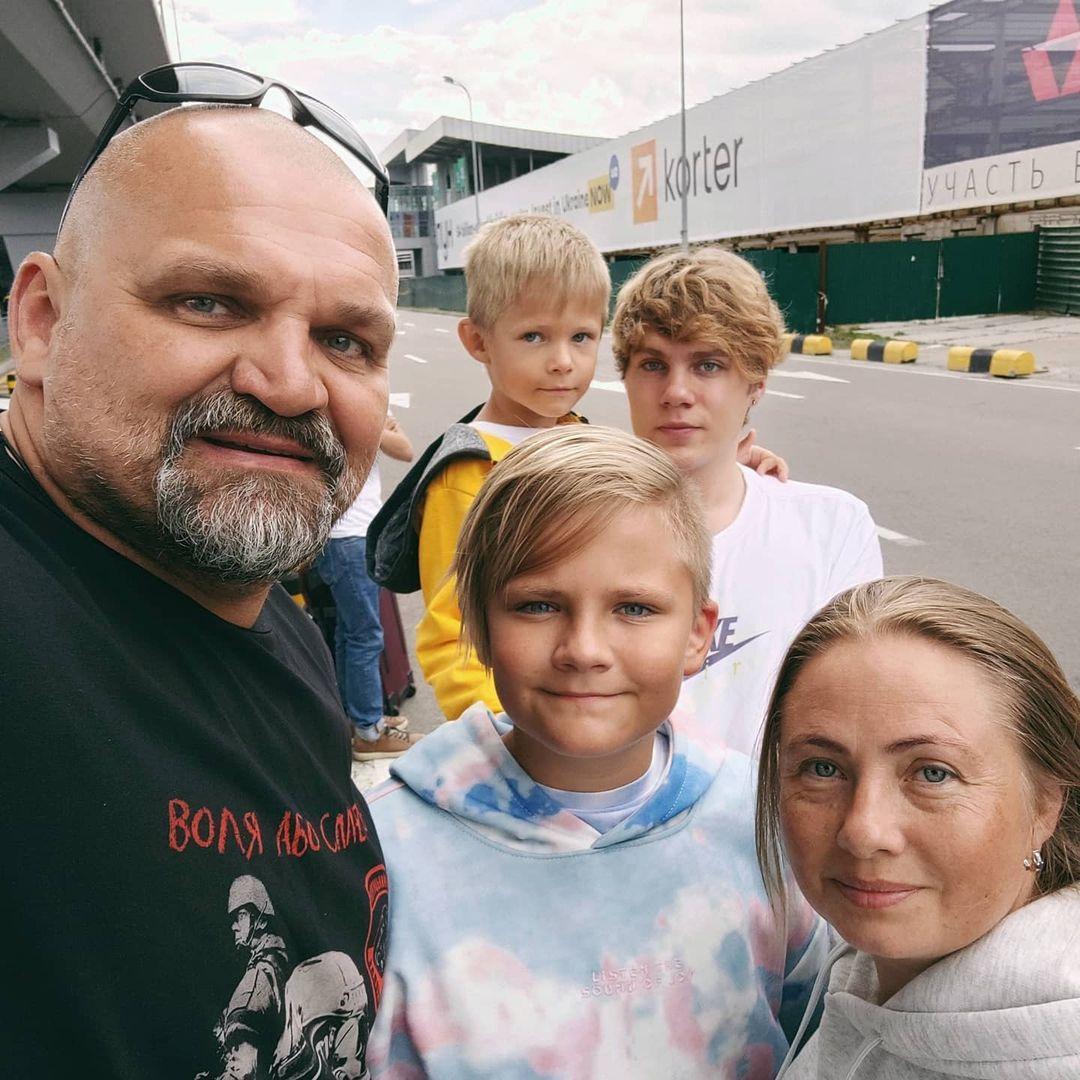 Всі жінки Василя Вірастюка. Що відомо про особисте життя стронгмена